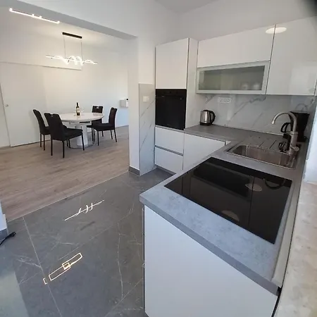 Sunset Apartment *